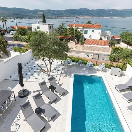 Apartment Attractive In Slatine