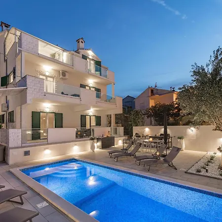 Apartment Attractive In Slatine